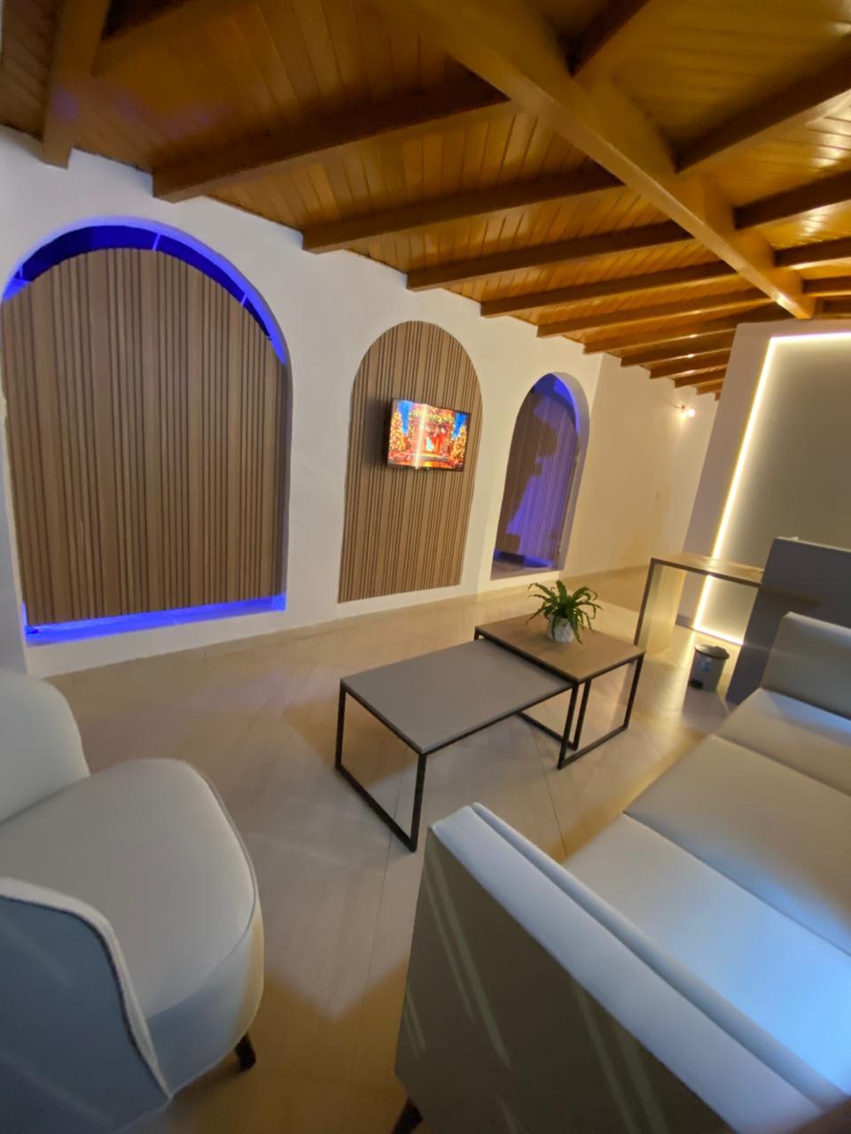 Sala de espera — arcos y madera